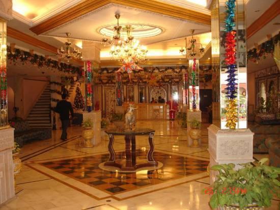 Empires Hotel Purî Extérieur photo