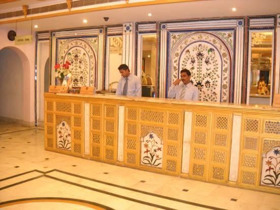 Empires Hotel Purî Extérieur photo