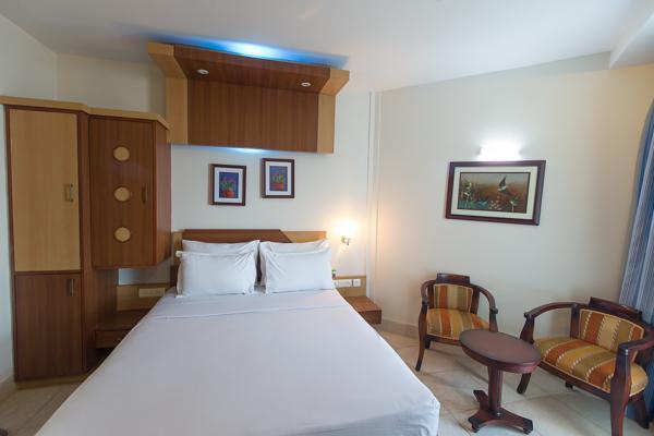 Empires Hotel Purî Extérieur photo