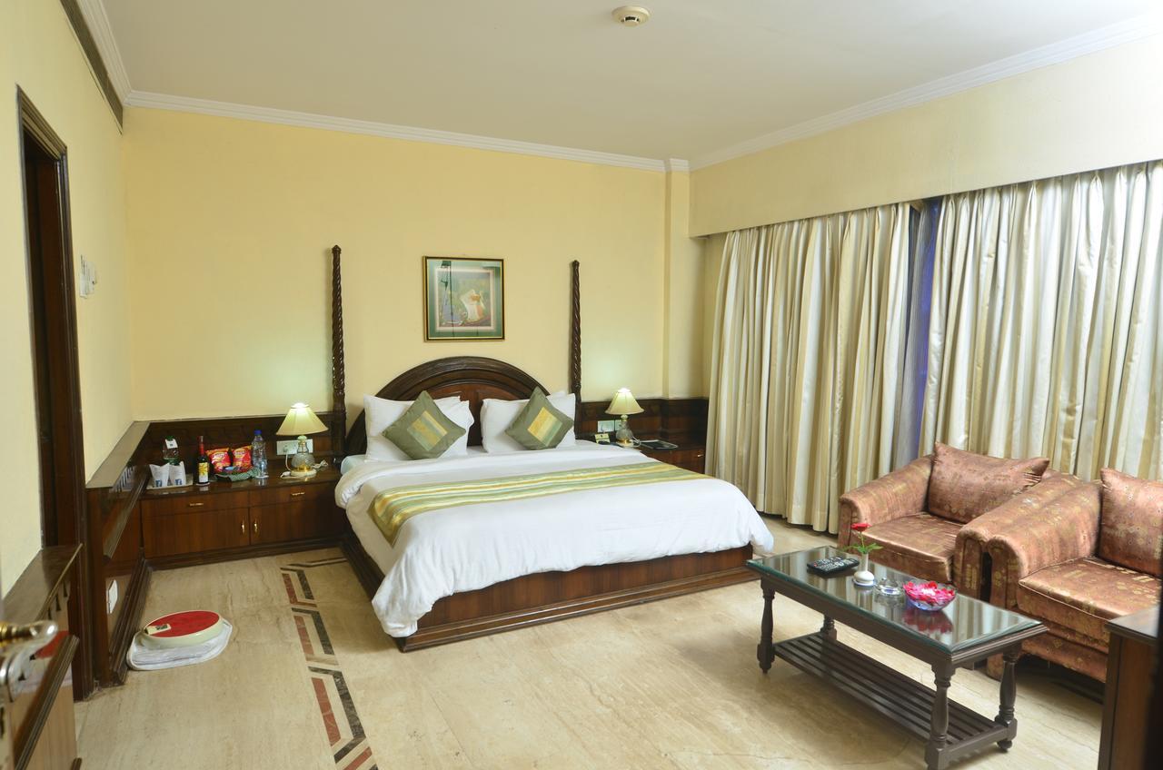 Empires Hotel Purî Extérieur photo
